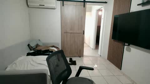 luis_flr online show from 10-01-25, 05:41