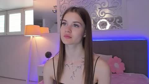 Snapshot of luisaclover chatting on 05-15-26, 12:34 LuisaClover online show from 05-15-26, 12:34