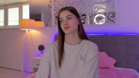 Snapshot of luisaclover chatting on 06-03-26, 02:33 LuisaClover online show from 06-03-26, 02:33