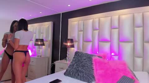 Snapshot of luisajonnes_ chatting on 10-24-25, 04:20 Luisa online show from 10-24-25, 04:20