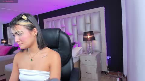 Snapshot of luisajonnes_ chatting on 11-18-25, 04:33 Luisa online show from 11-18-25, 04:33