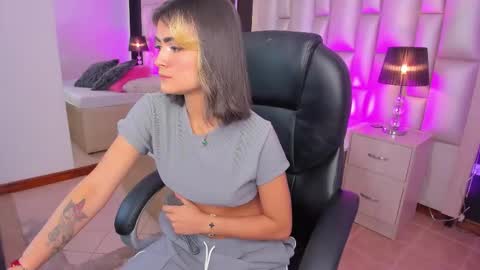 Snapshot of luisajonnes_ chatting on 12-02-25, 02:23 Luisa online show from 12-02-25, 02:23