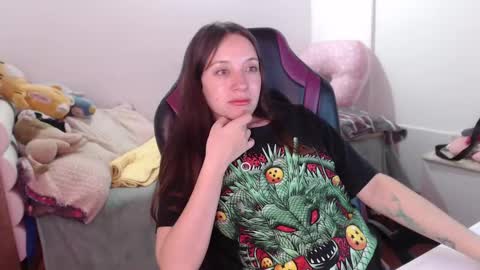 Snapshot of lula_05 chatting on 12-19-24, 01:28 Vicky online show from 12-19-24, 01:28