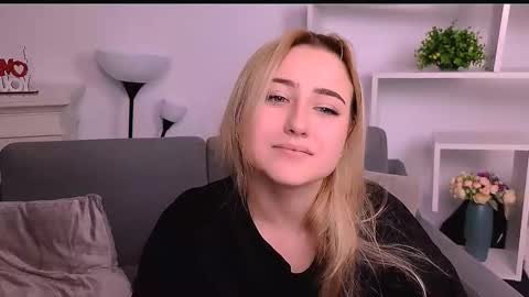 Snapshot of lulu___moon chatting on 03-01-26, 10:01 Lily online show from 03-01-26, 10:01