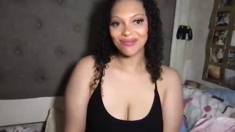 Snapshot of luluvalenttine chatting on 03-12-26, 12:44 LuLu Valenttine Hot Sexy HawaiianCape Verde online show from 03-12-26, 12:44