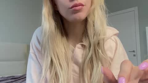 Snapshot of lumineess chatting on 05-17-26, 04:47 Catherine online show from 05-17-26, 04:47