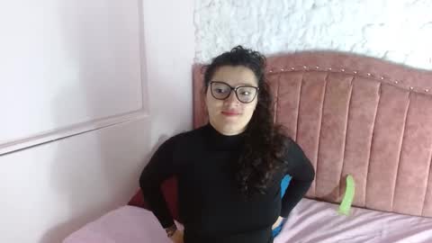 Snapshot of luna_azul_15 chatting on 01-25-25, 01:30 dalia online show from 01-25-25, 01:30