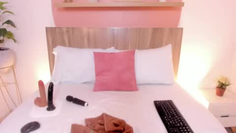 Snapshot of luna_blazze_ chatting on 05-30-26, 12:35 L U N A online show from 05-30-26, 12:35