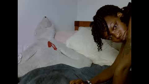 Snapshot of luna_empress chatting on 05-18-26, 04:07 maskedmalkia online show from 05-18-26, 04:07