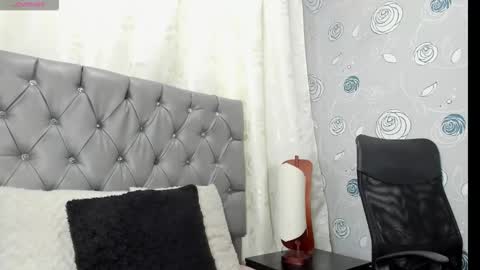 Luna Eva online show from 10-31-25, 03:57