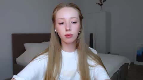 Snapshot of luna_insanity chatting on 02-19-25, 11:36 Luna online show from 02-19-25, 11:36