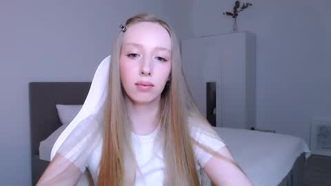 Snapshot of luna_insanity chatting on 11-28-25, 08:44 Luna online show from 11-28-25, 08:44