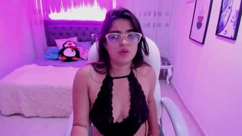 Snapshot of luna_jonnes1 chatting on 11-28-25, 11:24 Luna online show from 11-28-25, 11:24