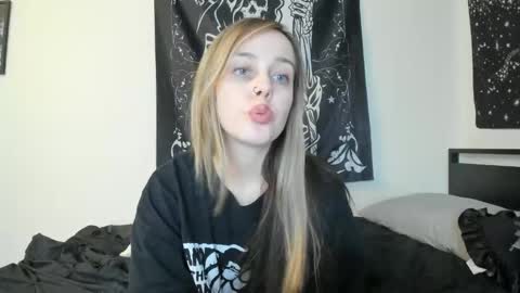 Luna online show from 11-04-25, 01:59