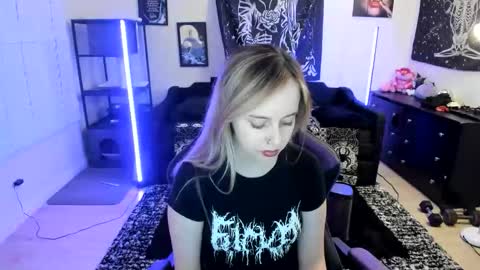 Snapshot of luna_lovelyy chatting on 04-30-26, 02:29 Luna online show from 04-30-26, 02:29