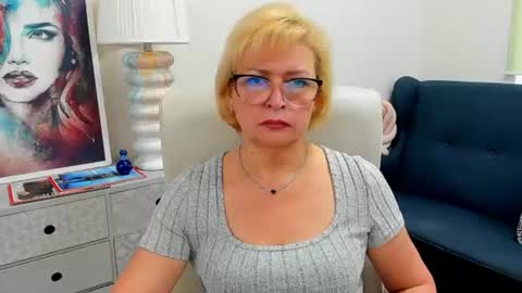L u n a online show from 06-17-26, 06:27