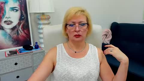L u n a online show from 06-19-26, 06:29