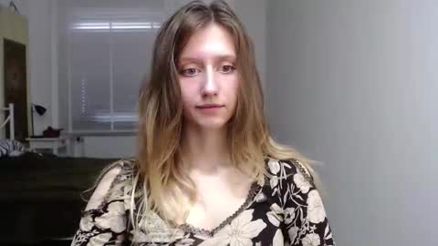 L U N A  online show from 10-22-25, 06:02