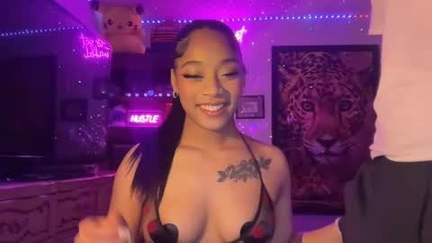 lunaa_11 online show from 05-12-26, 06:32