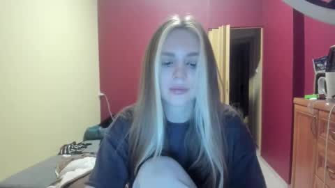 Snapshot of lunaangell chatting on 12-17-25, 10:27 lunaangell online show from 12-17-25, 10:27