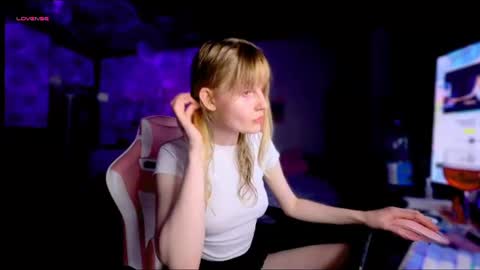 Snapshot of lunacyy chatting on 06-20-26, 08:22 Britney online show from 06-20-26, 08:22