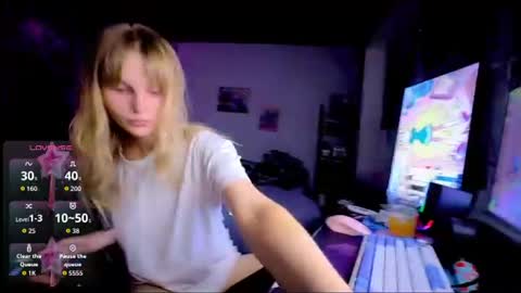 Snapshot of lunacyy chatting on 06-28-26, 08:15 Britney online show from 06-28-26, 08:15