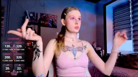 Snapshot of lunacyy chatting on 07-11-26, 05:04 Britney online show from 07-11-26, 05:04