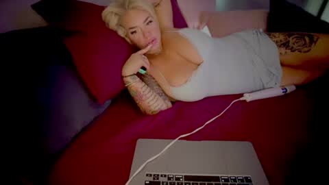 Luna Daddys Girl online show from 06-27-26, 09:53