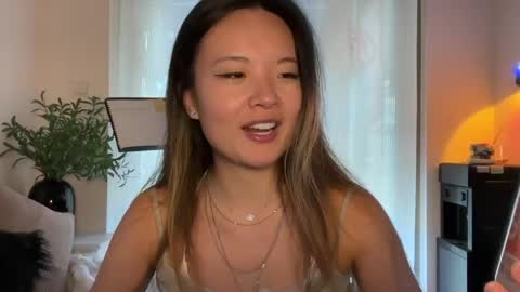Snapshot of lunalovesuuuuu chatting on 03-27-26, 04:51 Luna online show from 03-27-26, 04:51