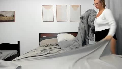 LunaPearl   online show from 09-20-25, 08:32