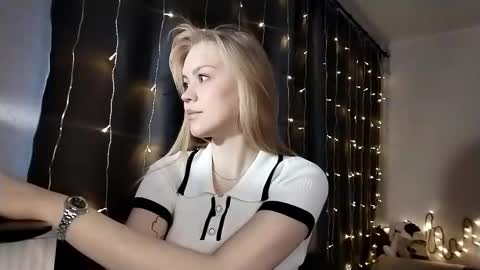 lunapeony online show from 12-05-25, 05:27