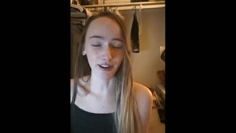 Snapshot of lunapixie2020 chatting on 01-18-25, 10:39 lunapixie2020 online show from 01-18-25, 10:39