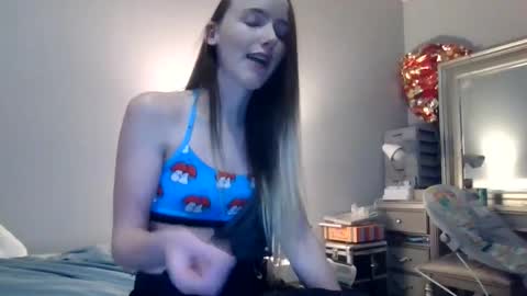 Snapshot of lunapixie2020 chatting on 02-15-25, 09:15 lunapixie2020 online show from 02-15-25, 09:15