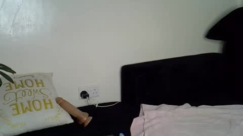 Snapshot of lunar_chocolate000 chatting on 05-18-26, 10:32 Smiley online show from 05-18-26, 10:32