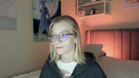 Snapshot of lunar_sofia chatting on 10-30-25, 09:59 Sofia online show from 10-30-25, 09:59