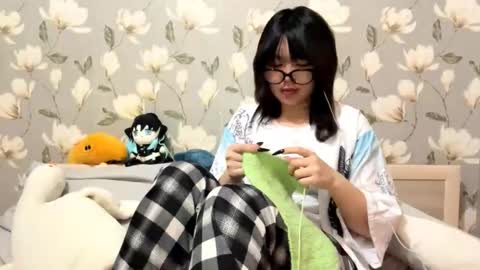 Snapshot of lunaraus chatting on 10-12-25, 07:24 Yuna online show from 10-12-25, 07:24