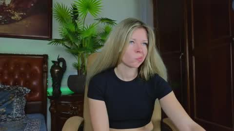 Snapshot of lunarishi chatting on 05-11-26, 05:57 Luna Rishi online show from 05-11-26, 05:57