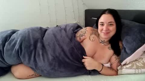 Snapshot of lunaticminx chatting on 12-13-24, 11:23 Luna powered by bitch dust online show from 12-13-24, 11:23