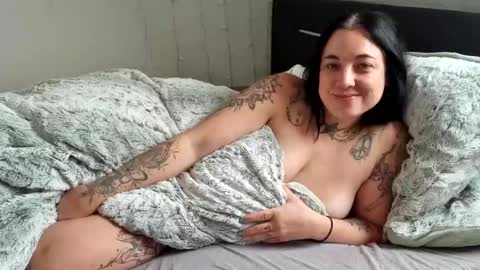 Snapshot of lunaticminx chatting on 12-24-24, 11:28 Luna powered by bitch dust online show from 12-24-24, 11:28