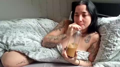 Snapshot of lunaticminx chatting on 01-22-25, 12:06 Luna powered by bitch dust online show from 01-22-25, 12:06