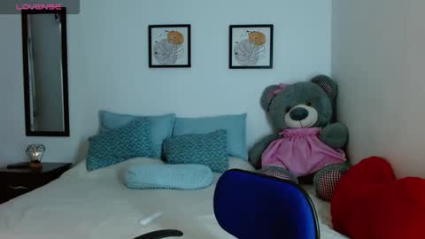lunayois02 online show from 10-06-25, 09:40