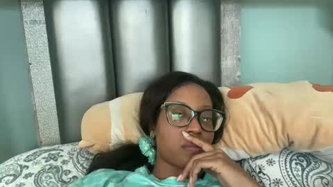 Snapshot of lunchboxgirl chatting on 04-19-26, 02:16 lunchboxgirl online show from 04-19-26, 02:16