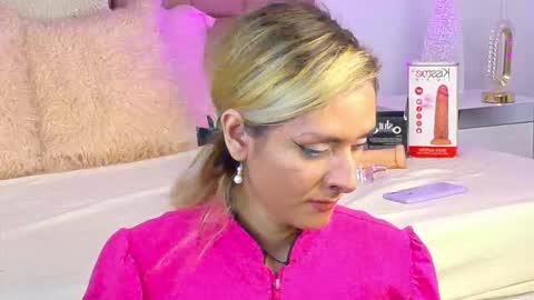 lunitadiva online show from 11-21-25, 02:05