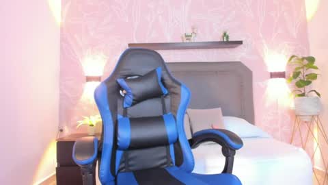 L U N A  online show from 06-11-26, 01:09