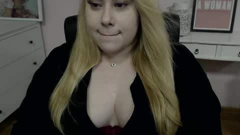 Hailey online show from 03-12-26, 02:50