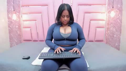 Snapshot of luu_adams chatting on 05-29-26, 08:40 Luu online show from 05-29-26, 08:40