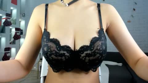 Yuna online show from 12-19-25, 12:17