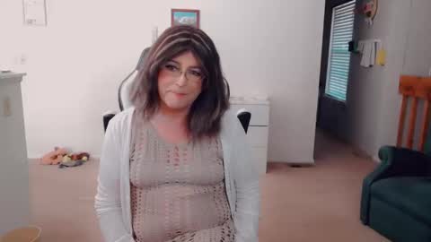 Snapshot of luvs2bbritney chatting on 10-28-25, 07:49 Britney online show from 10-28-25, 07:49