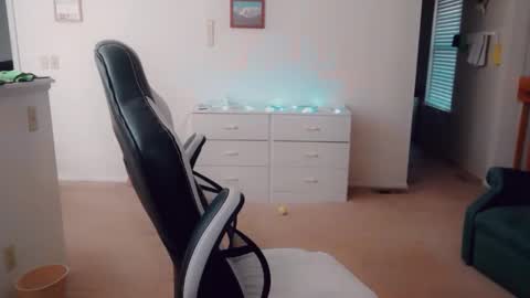 Snapshot of luvs2bbritney chatting on 11-06-25, 05:47 Britney online show from 11-06-25, 05:47