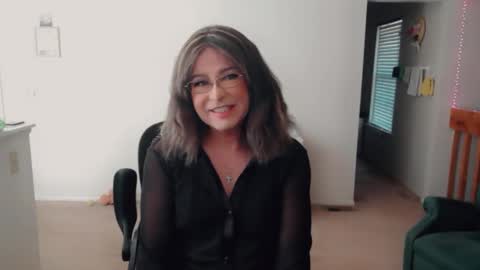 Snapshot of luvs2bbritney chatting on 11-08-25, 06:40 Britney online show from 11-08-25, 06:40